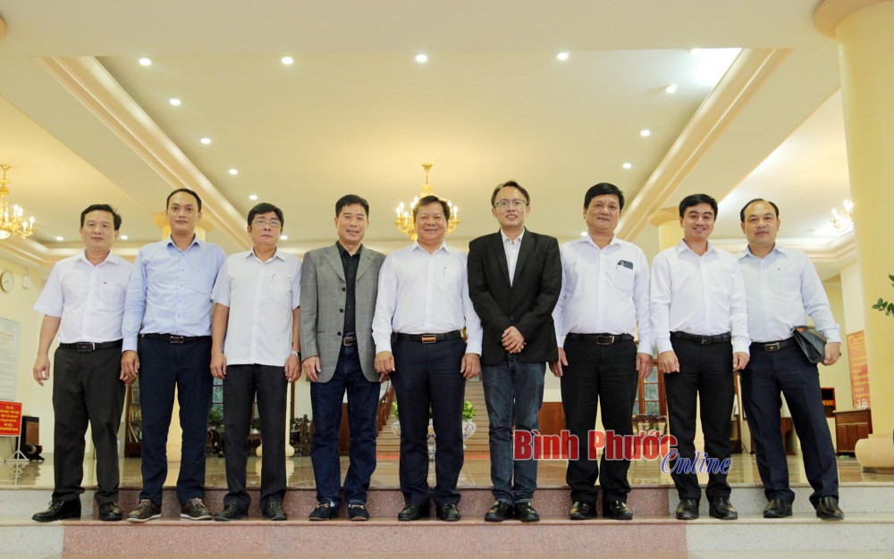 Phó chủ tịch UBND tỉnh Trần Văn Mi cùng đại diện các sở, ngành chụp hình lưu niệm với đại diện Công ty cổ phần POLY VN ENTERTAINMENT (Singapore)